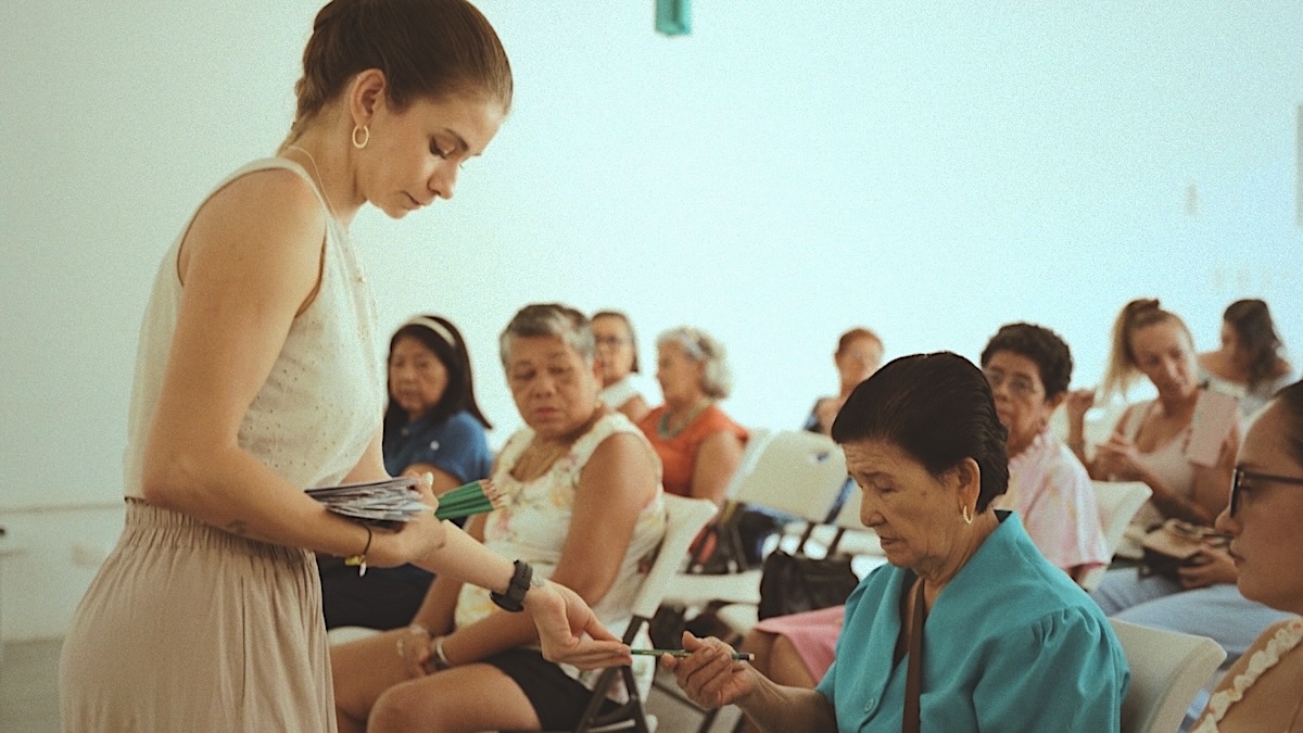 Mujeres de la comunidad participan en Raíces en Conexión durante el 10.º aniversario de Fundación Futuro Brillante en Matapalo